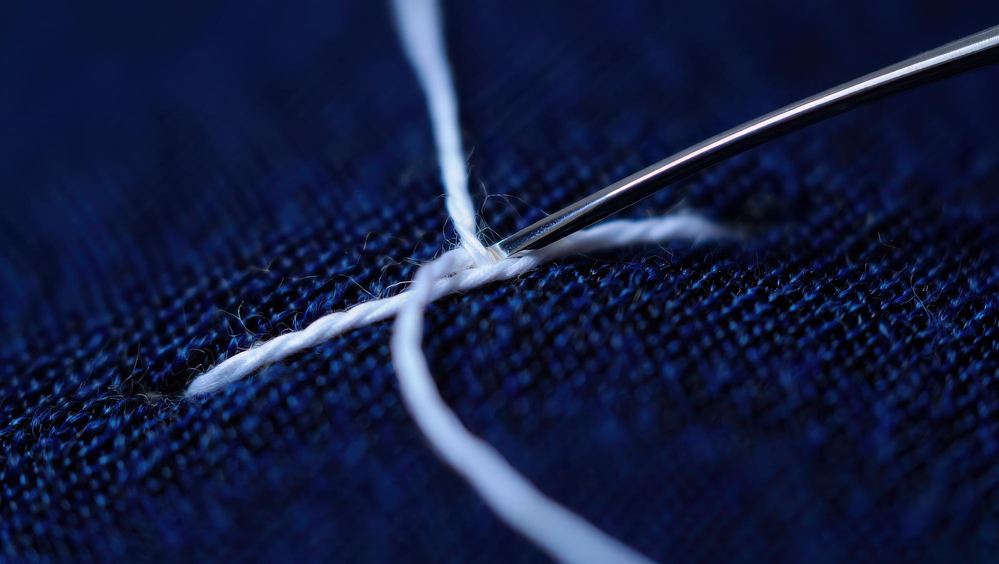 Close-up von feiner Stickerei auf Stoff, technisches Licht